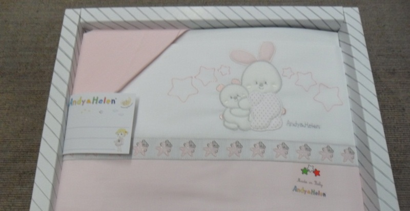 Lenzuolino rosa e bianco Andy&Helen con coniglietti ricamati, stelle e scritta Made in Italy in confezione a righe