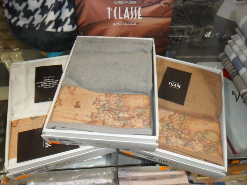 Set di asciugamani in spugna grigia, bianca e beige con bordo a mappa antica in scatole Alviero Martini 1ª Classe